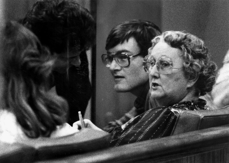 Peggy McMartin Buckey e il figlio Raymond Buckey durante il processo People v. Buckey, noto come il caso McMartin, 1985.  - Ken Lubas, Los Angeles Times via Getty Images