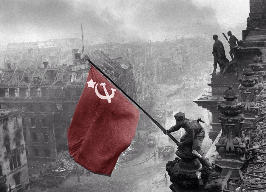 Berlino, 2 maggio 1945: la bandiera rossa sul Reichstag (foto di Evgenij Chaldej)