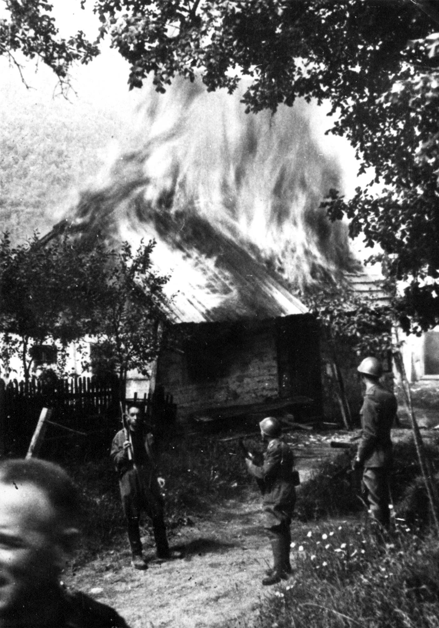 Soldati italiani danno fuoco al villaggio di Çabar presso Fiume, 1941