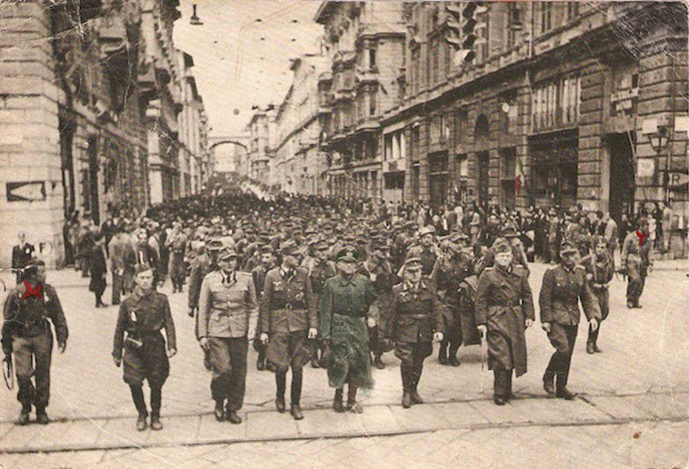 Genova, 25 aprile 1945: per le strade sfilano le truppe germaniche dopo la resa ai partigiani