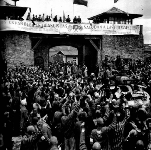 5 maggio 1945, liberazione di Mauthausen: gli internati salutano le avanguardie della 3ª Armata americana. Fu l'ultimo dei principali campi nazisti ad essere liberato