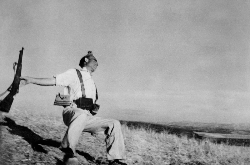 settembre 1936: morte del miliziano anarchico Federico Borrell García - foto di R. Capa (Magnum)