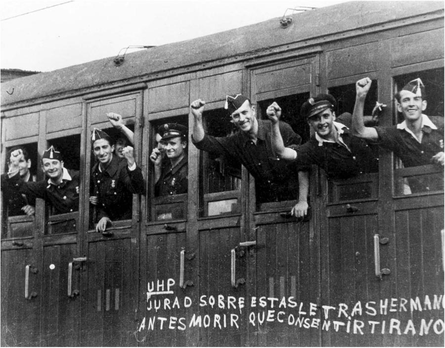 agosto 1936: Brigate Internazionali: volontari in partenza per il fronte - foto di Robert Capa
