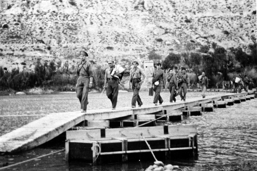 luglio 1938 battaglia dell'Ebro: volontari della XI Brigada Internacional passano l'Ebro