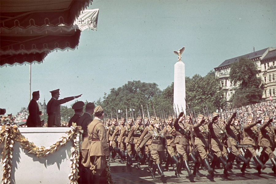 Berlino, giugno 1939: di ritorno dalla Spagna la Legione Condor sfila davanti a Hitler