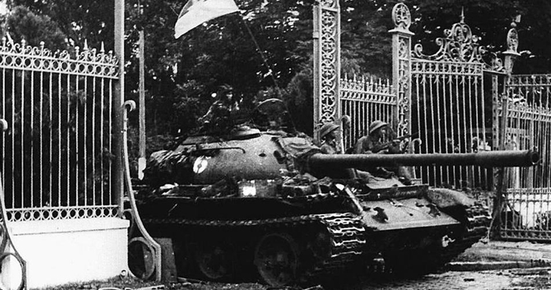 un carro vietcong entra nel Palazzo Imperiale: Giai Phong! Saigon è libera!