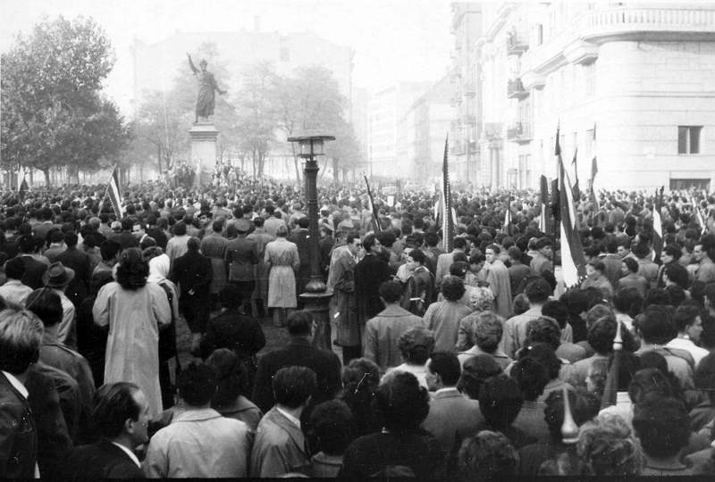 Budapest, 23 ottobre 1956: manifestazione intorno alla statua di Petofi