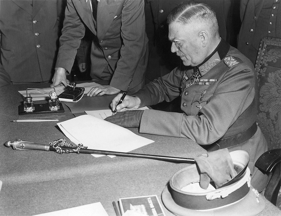 8 maggio 1945 Berlino: il feldmaresciallo Wilhelm Keitel firma la resa incondizionata